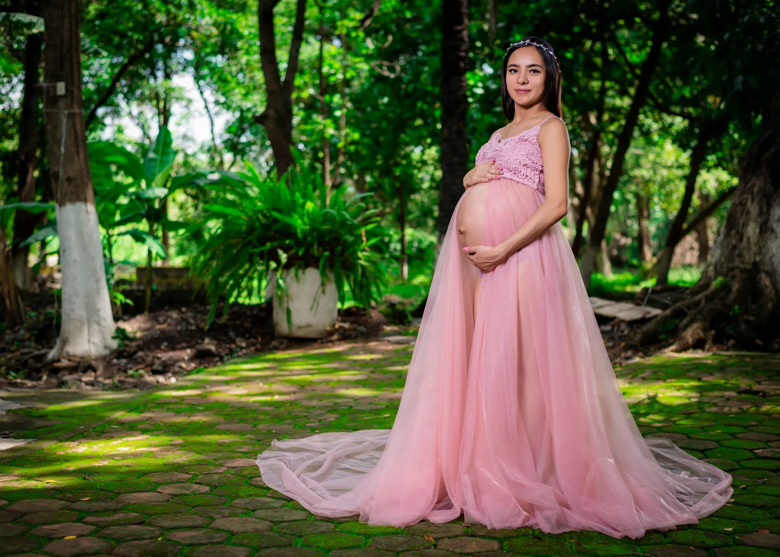 Retrato de maternidad en exterior con vestido rosa, portada de la galería.