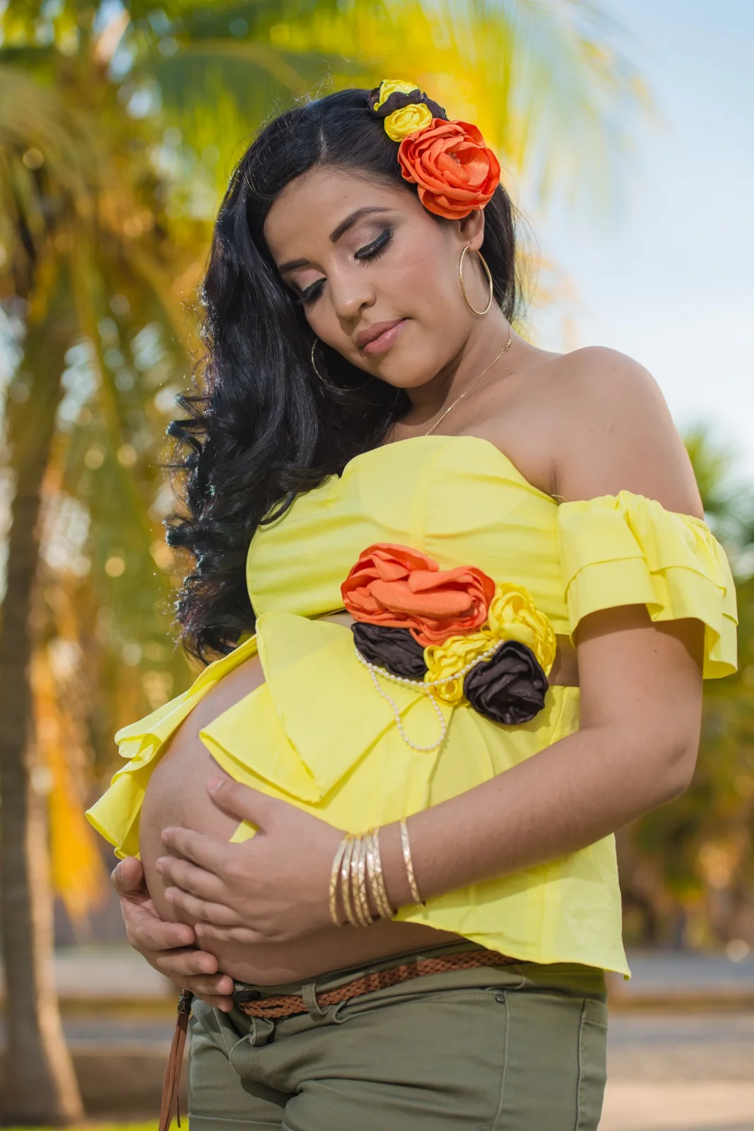 Primer plano de maternidad con vestuario amarillo en exterior.