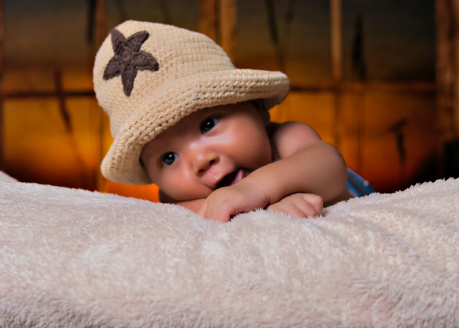 Primer plano de bebé con sombrero tejido en sesión newborn.