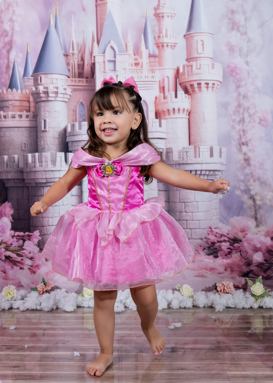 Niña con vestido de princesa rosa en un escenario de castillo · Fotografía 1