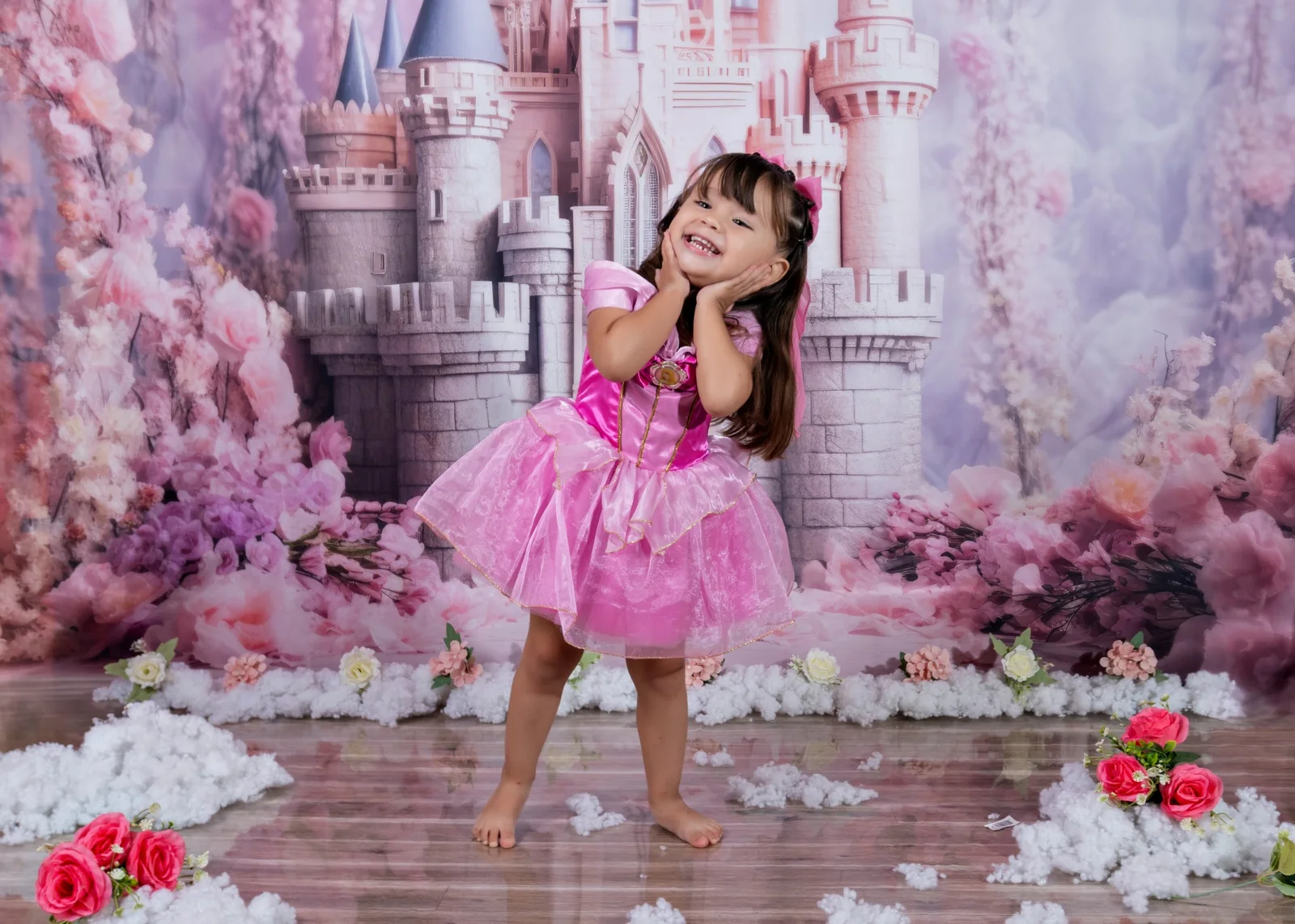 Niña con vestido de princesa rosa en un escenario de castillo · Fotografía 2